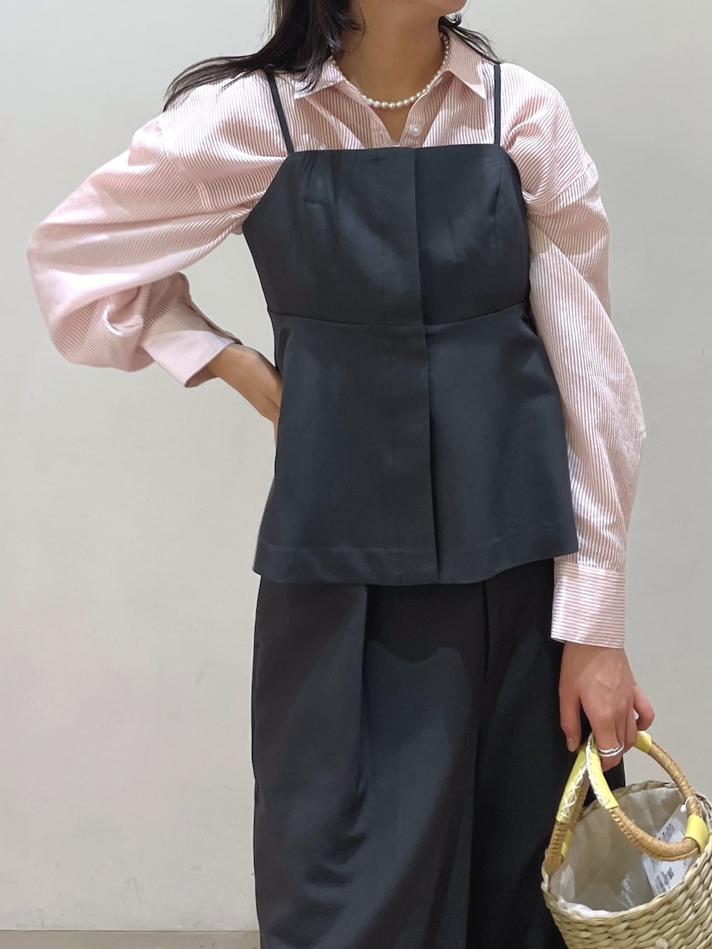 ブラック系のスラックス、ブラック系のシャツ/ブラウス、ブルー系のシャツ/ブラウスを着用したレディースの春コーディネートの2枚目の写真