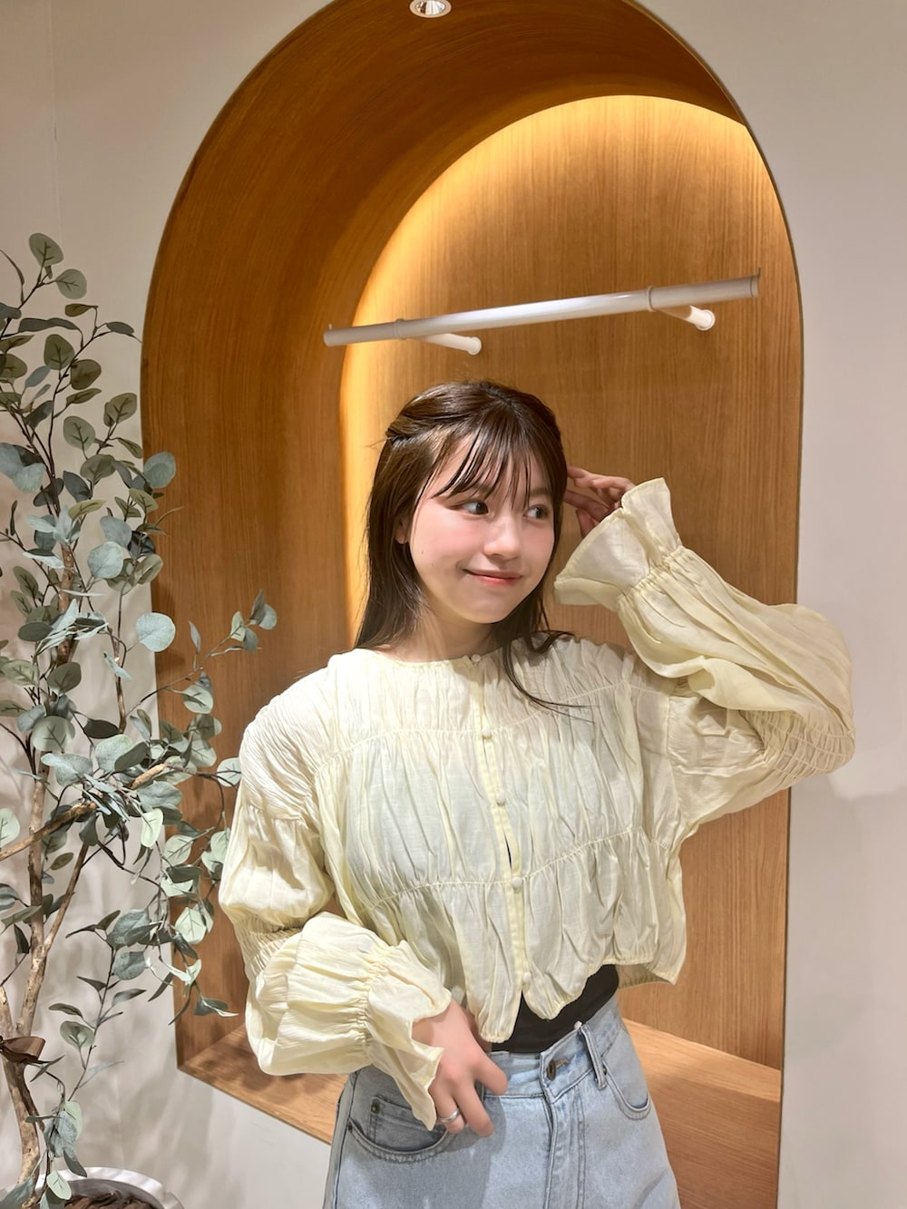 イエロー系のシャツ/ブラウス、ブルー系のデニムパンツ、ホワイト系のスニーカーを着用したレディースの春コーディネートの3枚目の写真