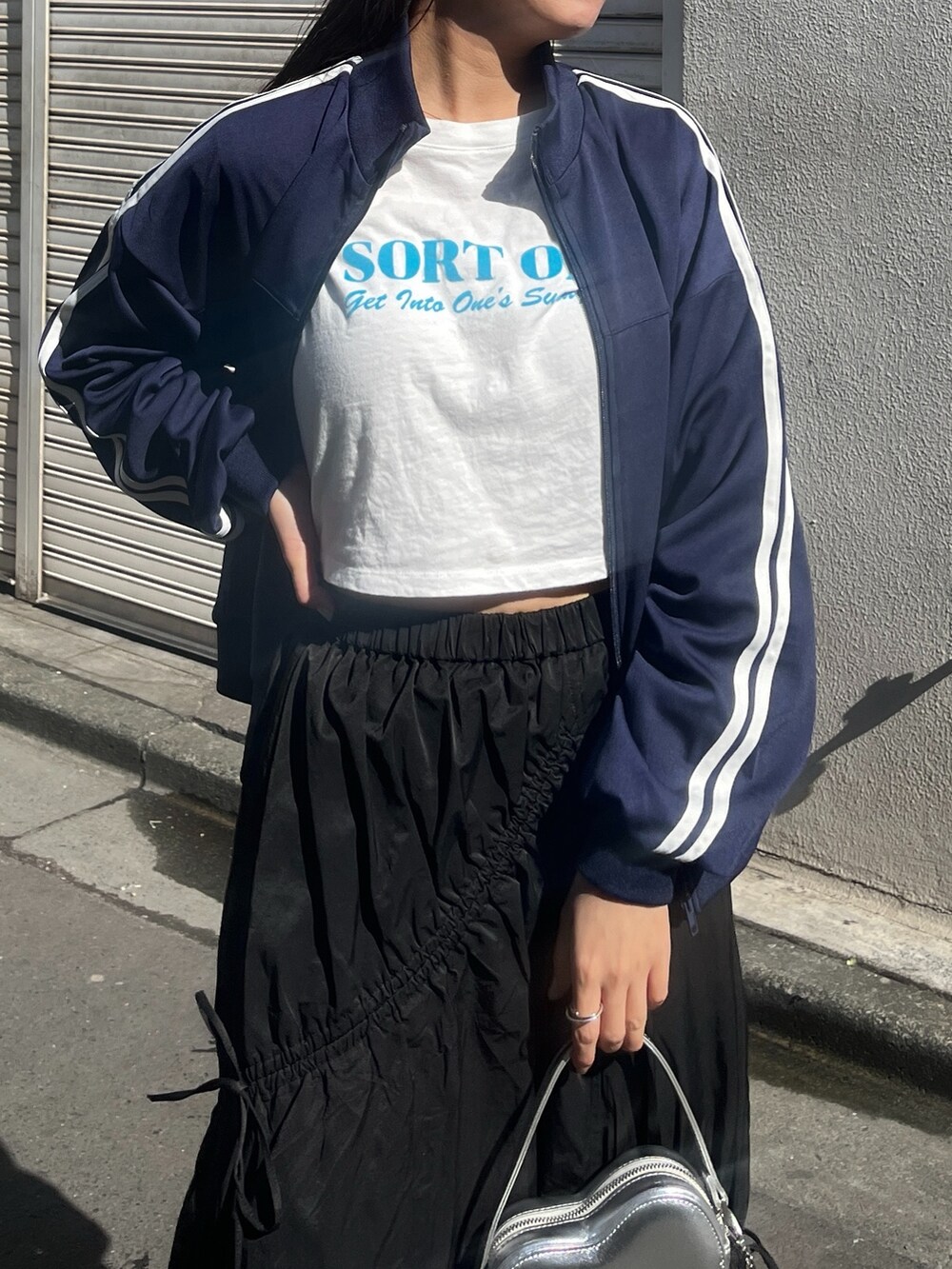 「スポーツミックス、24ssトレンド、ストリート、トラックジャケット、春色、休日スタイル、スカート、フリーズマート(FREE'S MART)、春アウター、ショルダーバッグ、ミュール、おでかけコーデ、春、24SS春の新作」｜「FREE'S MARTの◆サイドライントラックジャケット（ブルゾン、ブルー系）」を使った、𝐑𝐈𝐎さん（レディース・163cm）の冬コーディネートの3枚目の写真