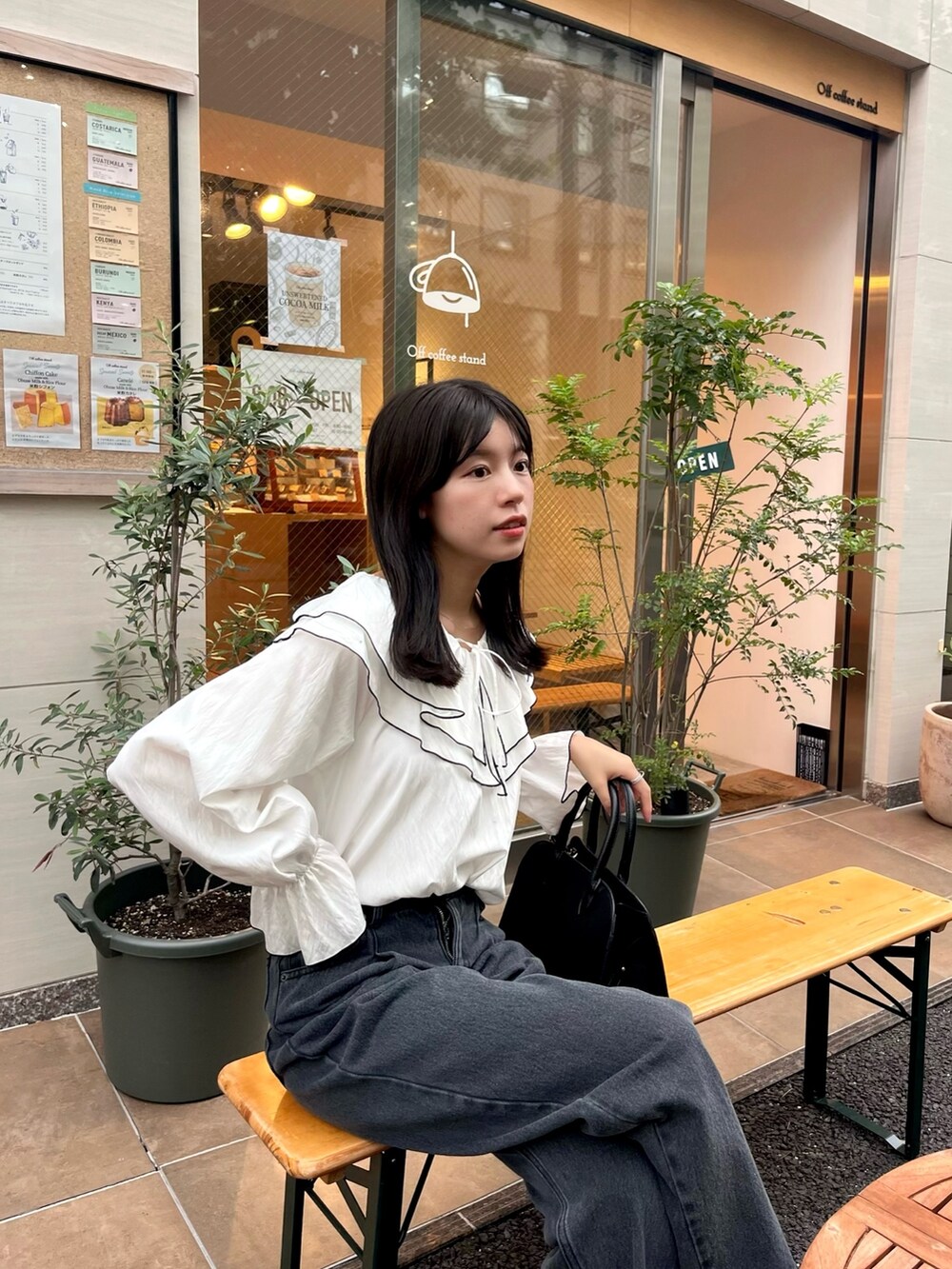 ホワイト系のシャツ/ブラウス、ホワイト系のデニムパンツを着用したレディースの秋コーディネートの2枚目の写真