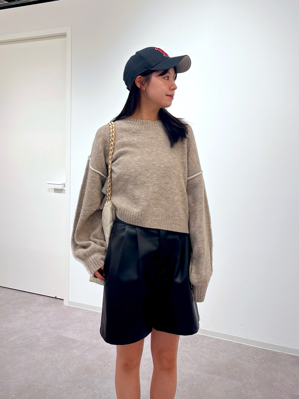 ベージュ系のニット/セーター、ブラック系のその他パンツ、ブラック系のトートバッグを着用したレディースの冬コーディネートの3枚目の写真