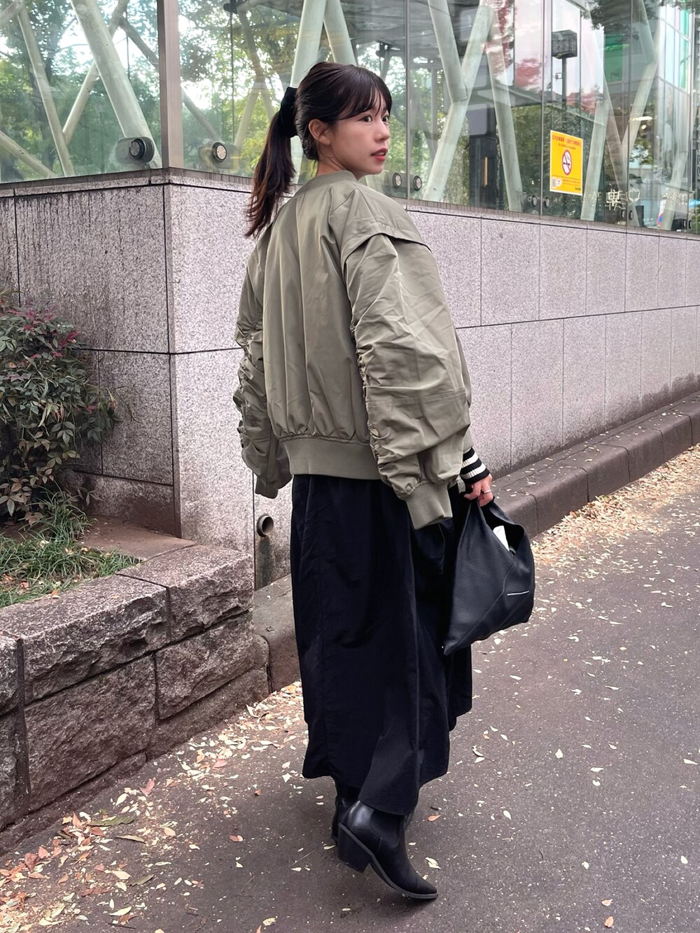 グリーン系のMA-1、ホワイト系のワンピースを着用したレディースの秋コーディネートの2枚目の写真