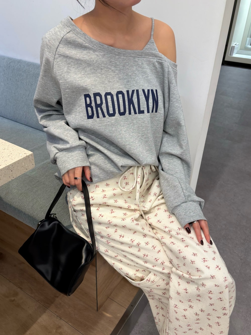 グレー系のスウェット、ホワイト系のデニムパンツを着用したレディースの冬コーディネートの3枚目の写真