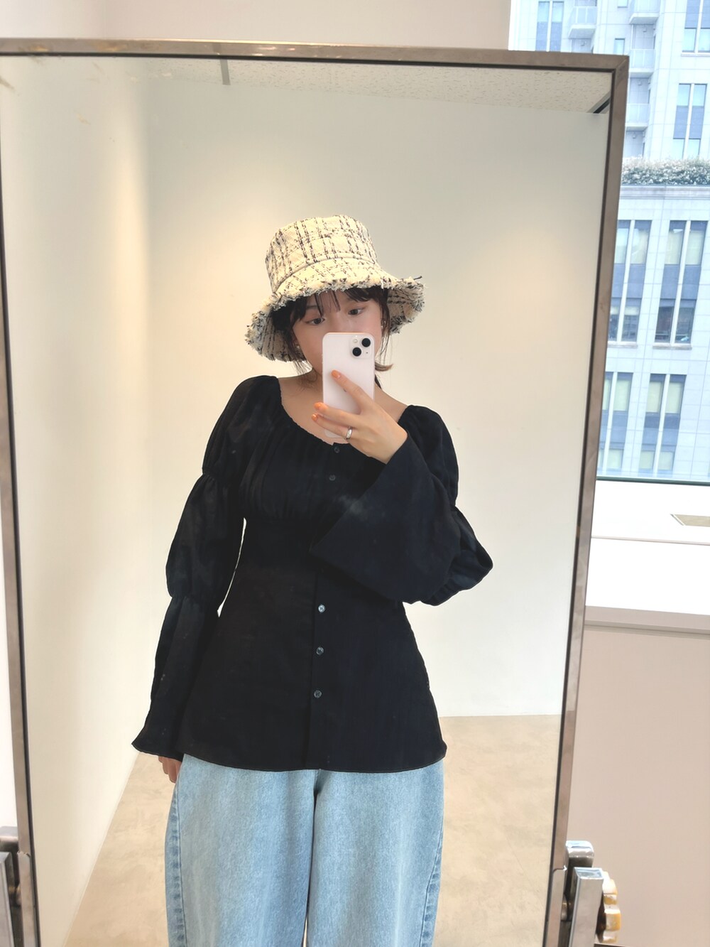 ブラック系のシャツ/ブラウス、ブルー系のデニムパンツ、ホワイト系のハットを着用したレディースの夏コーディネートの4枚目の写真