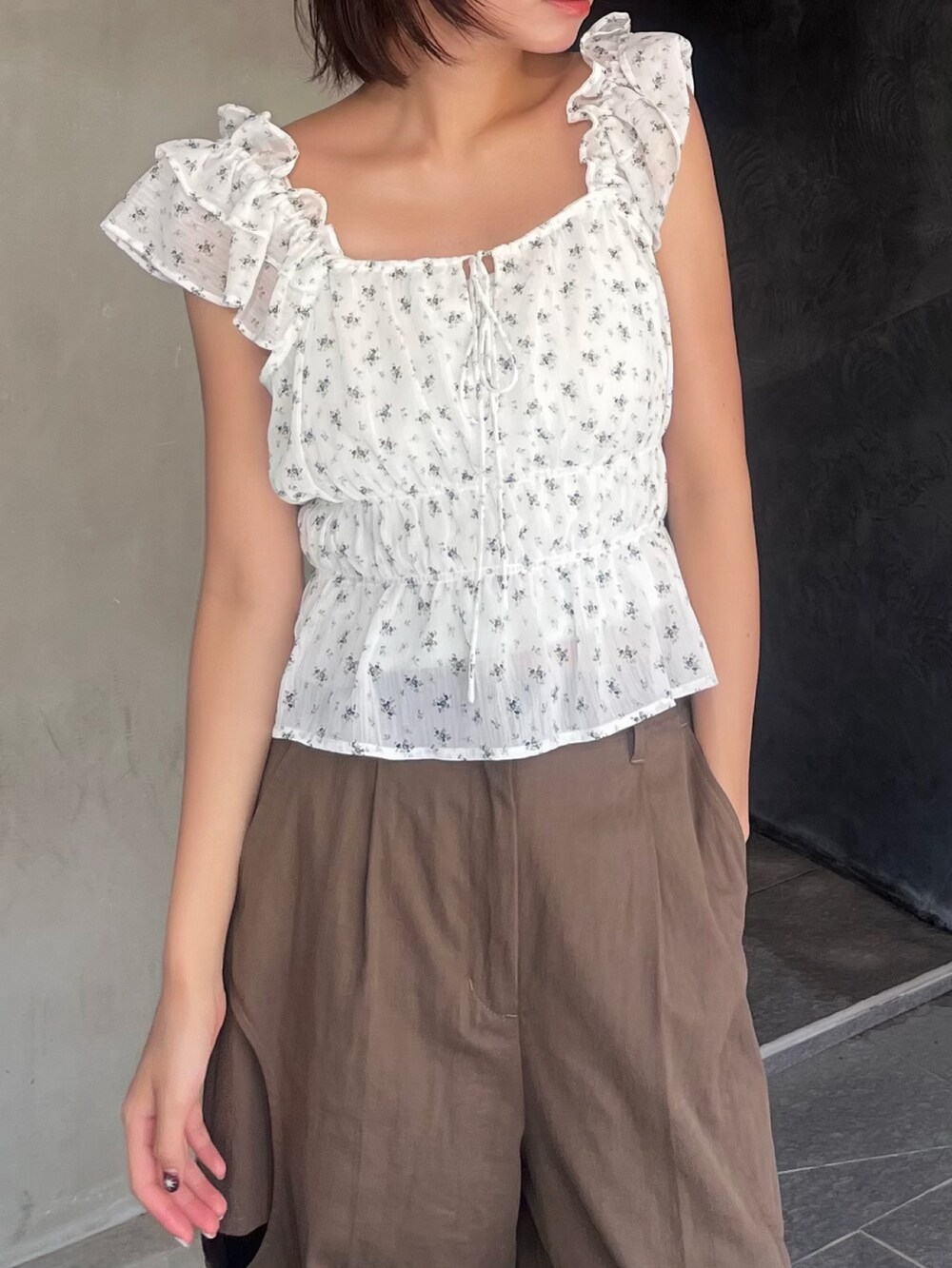 ホワイト系のシャツ/ブラウス、ブラウン系のその他パンツを着用したレディースの夏コーディネートの2枚目の写真