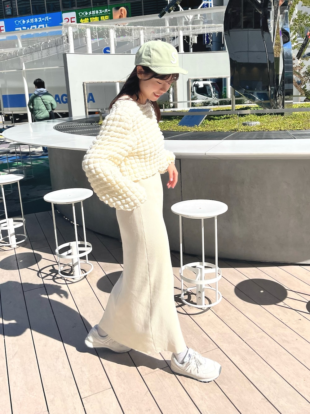 ホワイト系のシャツ/ブラウス、ホワイト系のワンピース、グリーン系のキャップを着用したレディースの冬コーディネートの2枚目の写真