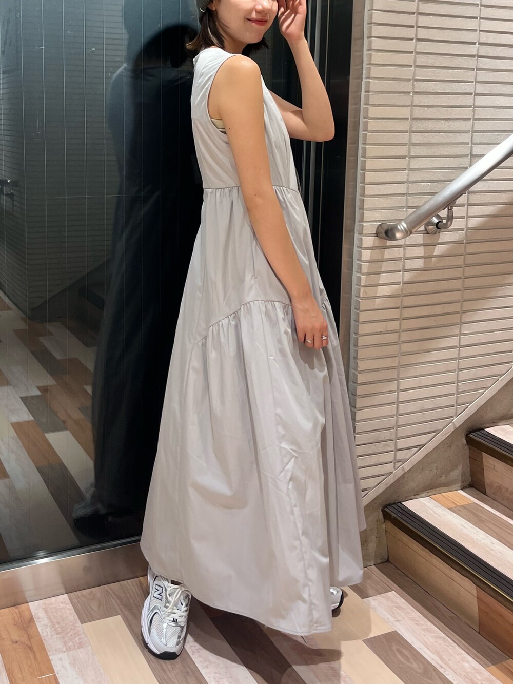 ブラック系のワンピースを着用したレディースの夏コーディネートの3枚目の写真