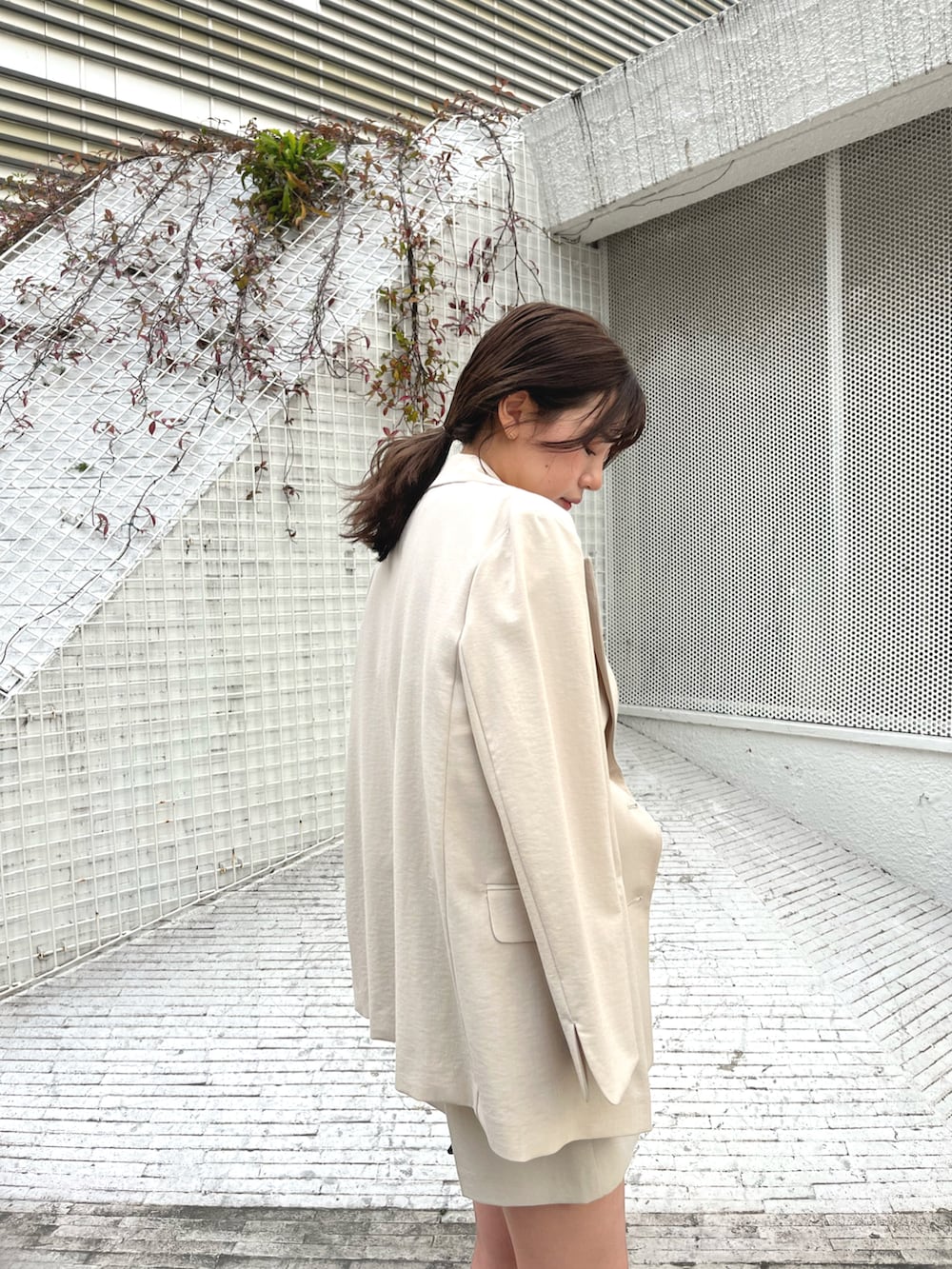 ベージュ系のテーラードジャケット、ベージュ系のその他パンツを着用したレディースの夏コーディネートの3枚目の写真