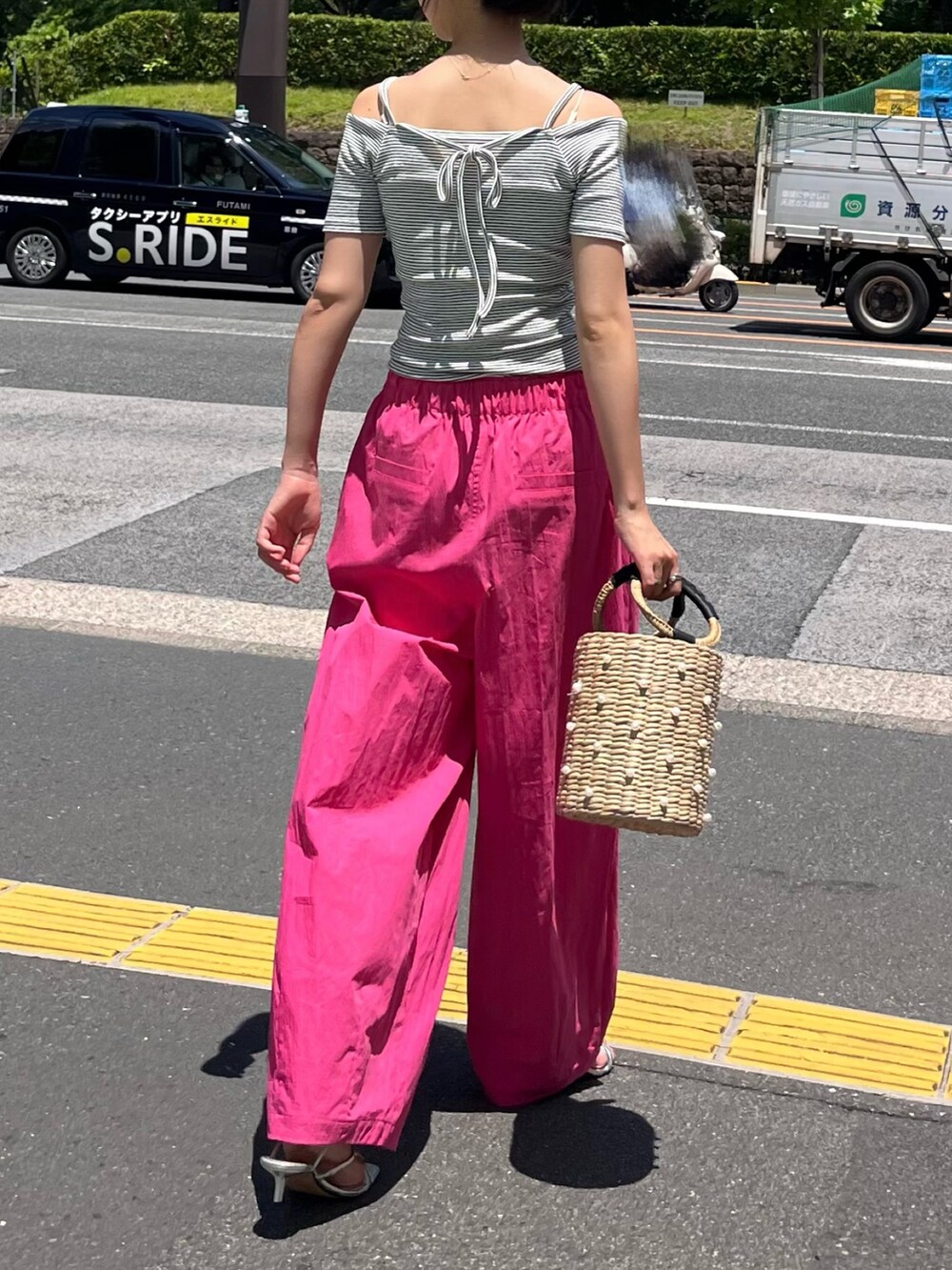 ホワイト系のTシャツ/カットソー、イエロー系のその他パンツを着用したレディースの夏コーディネートの3枚目の写真