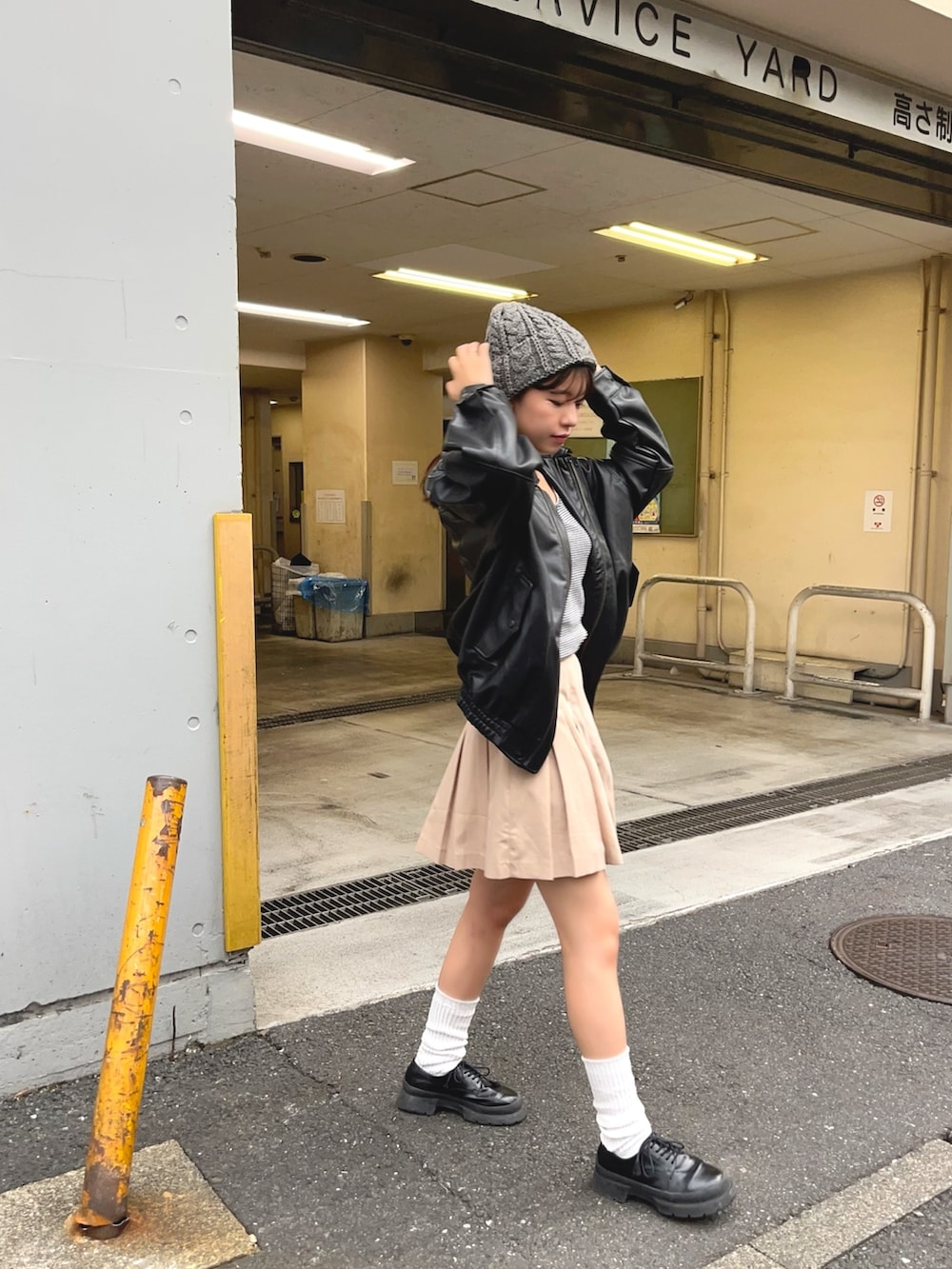 「秋服まるっと大公開、ストリート、秋コーデ、ジャケットスタイル、お出かけコーデ、休日スタイル、ニット帽、レザージャケット、ミニスカート、カジュアルコーデ、フリーズマート(FREE'S MART)、オトナカジュアル、秋冬コーデ、いいね、save、フォローお願いします🤑」｜「FREE'S MARTの◆フェイクレザーオーバーブルゾン（ライダースジャケット、ブラック系）」を使った、𝐑𝐈𝐎さん（レディース・163cm）の秋コーディネートの2枚目の写真