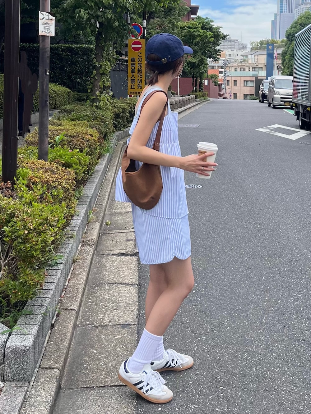 ホワイト系のシャツ/ブラウス、ホワイト系のその他パンツを着用したレディースの夏コーディネートの2枚目の写真