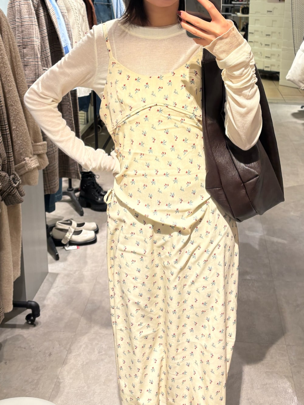 ホワイト系のTシャツ/カットソー、ブラック系のワンピース、ブラウン系のトートバッグを着用したレディースの冬コーディネートの2枚目の写真