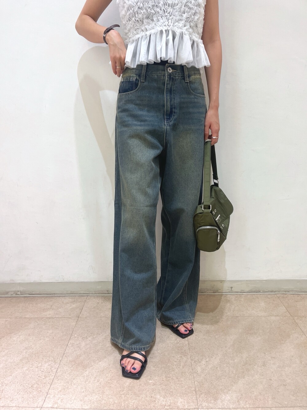 ホワイト系のシャツ/ブラウス、ブラック系のデニムパンツを着用したレディースの夏コーディネートの3枚目の写真