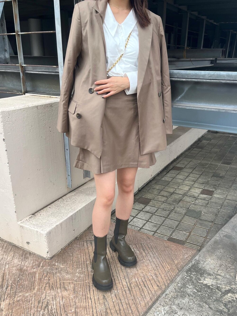ホワイト系のシャツ/ブラウス、ブラウン系のテーラードジャケット、ブラウン系のスカートを着用したレディースの秋コーディネートの2枚目の写真