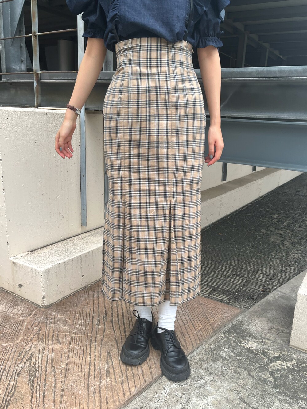 「大人カジュアル、秋コーデ、シャツスタイル、マーメイドスカート、チェック、ハイウエスト、厚底シューズ、ブラウス、デニム、秋服、フリーズマート(FREE'S MART)、おしゃれさんと繋がりたい、今日のコーデ、サスペンダー、オトナカワイイ」｜「FREE'S MARTの前後2Wayフリルスリーブブラウス（シャツ/ブラウス、ブルー系）」を使った、𝐑𝐈𝐎さん（レディース・163cm）の夏コーディネートの3枚目の写真