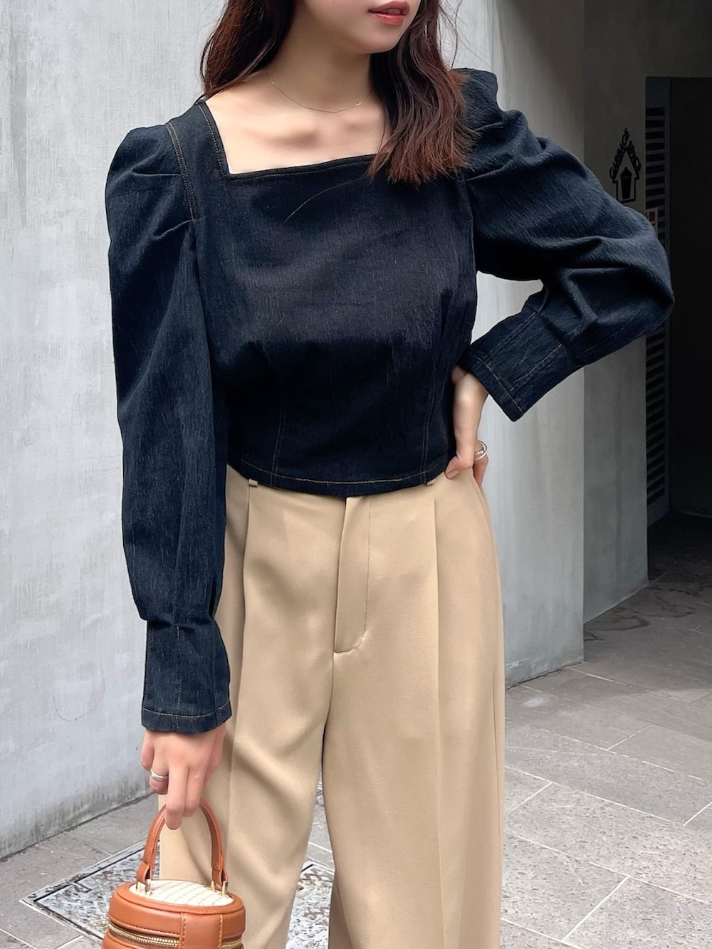 ブラック系のシャツ/ブラウス、ベージュ系のスラックス、グレー系のショルダーバッグを着用したレディースの夏コーディネートの3枚目の写真