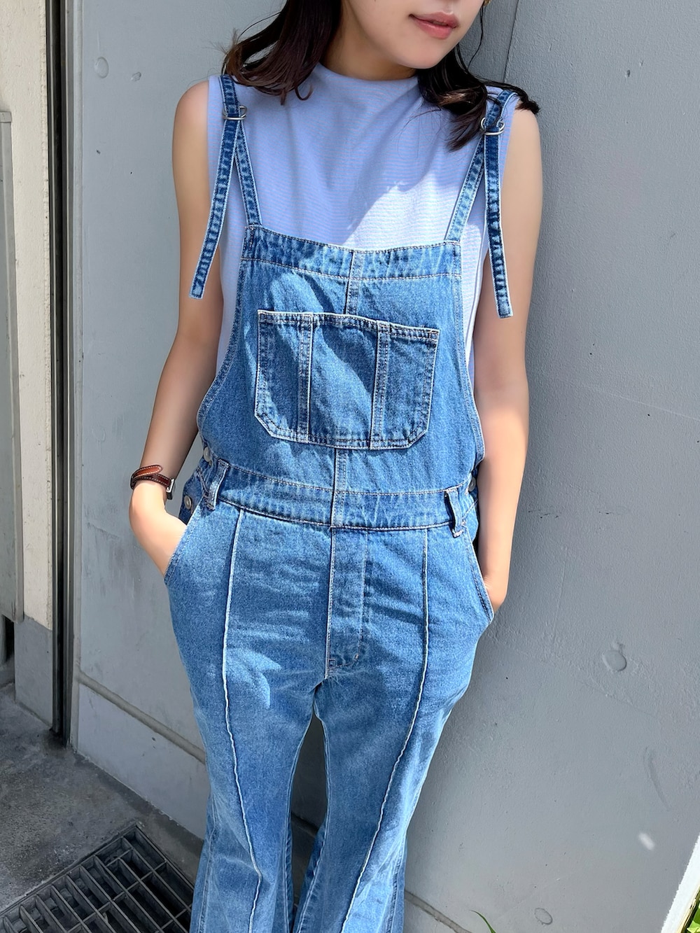 ブルー系のサロペット/オーバーオール、ブルー系のTシャツ/カットソー、ベージュ系のハットを着用したレディースの夏コーディネートの2枚目の写真