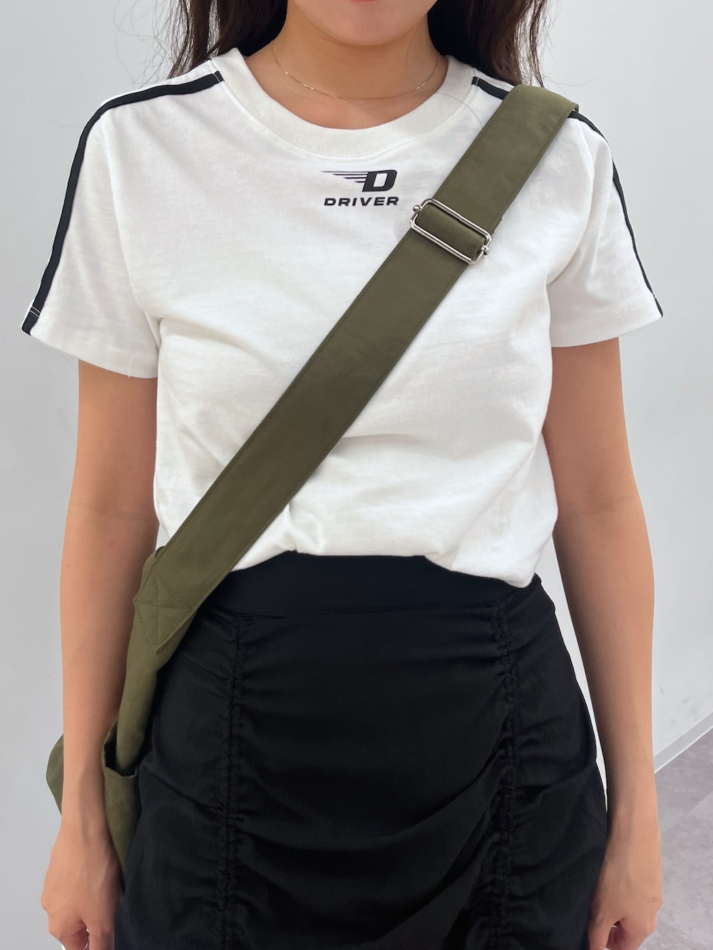ホワイト系のTシャツ/カットソー、ブラック系のスカートを着用したレディースの夏コーディネートの2枚目の写真