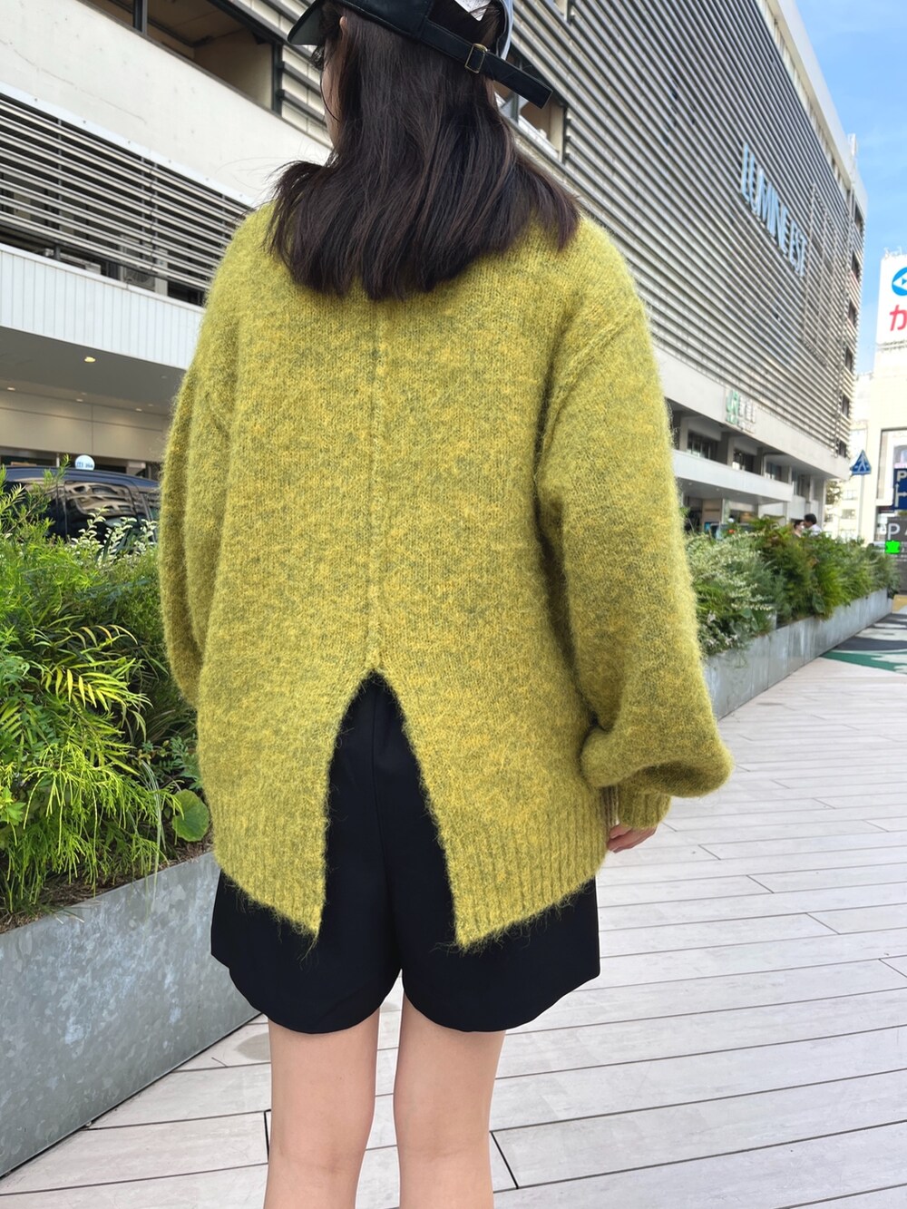 イエロー系のニット/セーター、ブラック系のその他パンツ、ホワイト系のブーツを着用したレディースの秋コーディネートの5枚目の写真