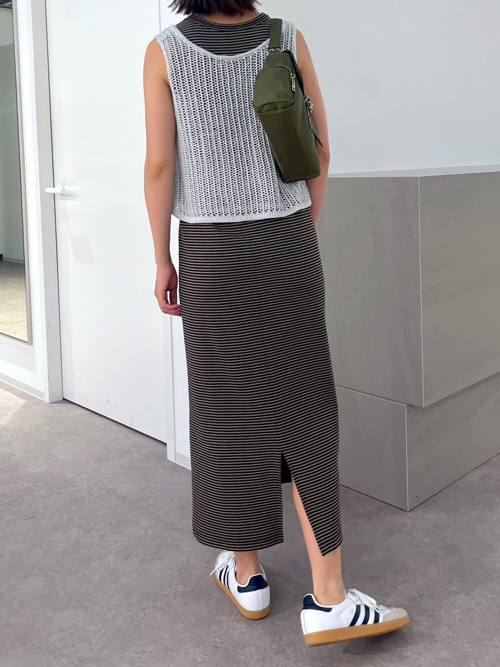 ブラック系のワンピース、シルバー系のベストを着用したレディースの夏コーディネートの4枚目の写真