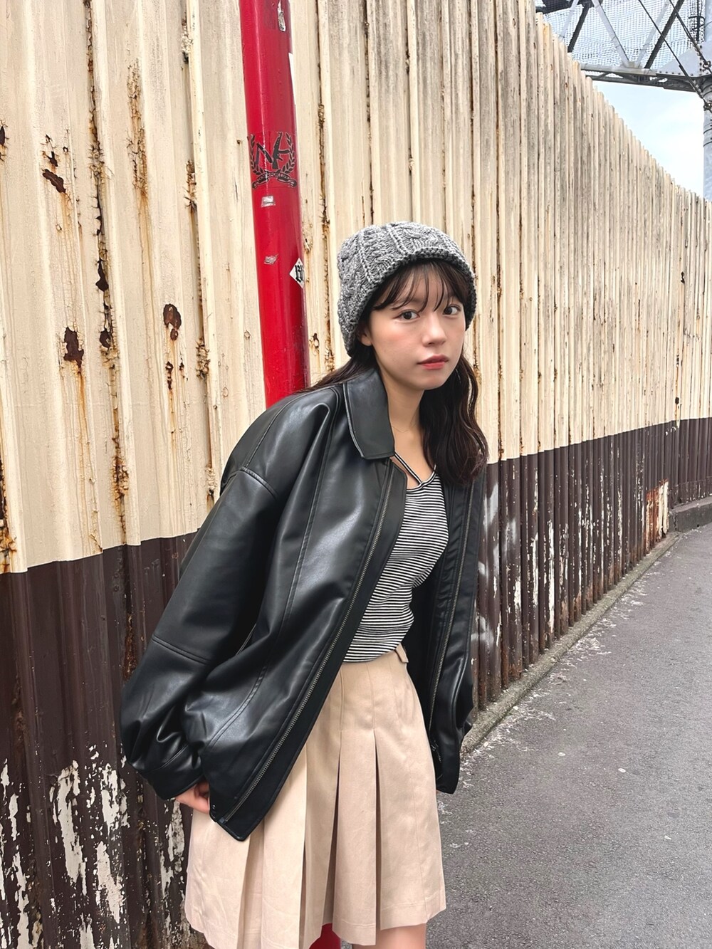 「秋服まるっと大公開、ストリート、秋コーデ、ジャケットスタイル、お出かけコーデ、休日スタイル、ニット帽、レザージャケット、ミニスカート、カジュアルコーデ、フリーズマート(FREE'S MART)、オトナカジュアル、秋冬コーデ、いいね、save、フォローお願いします🤑」｜「FREE'S MARTの◆フェイクレザーオーバーブルゾン（ライダースジャケット、ブラック系）」を使った、𝐑𝐈𝐎さん（レディース・163cm）の秋コーディネートの4枚目の写真