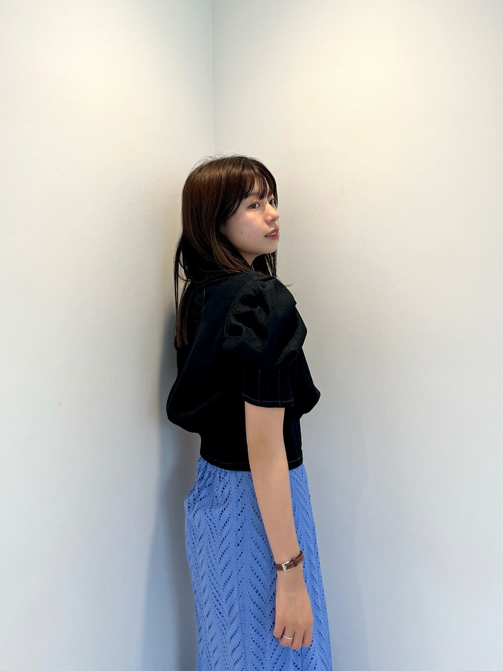 ブラック系のシャツ/ブラウス、ブルー系のスカートを着用したレディースの夏コーディネートの4枚目の写真