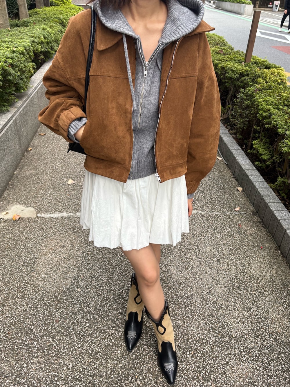 ブラウン系のブルゾンを着用したレディースの秋コーディネートの2枚目の写真