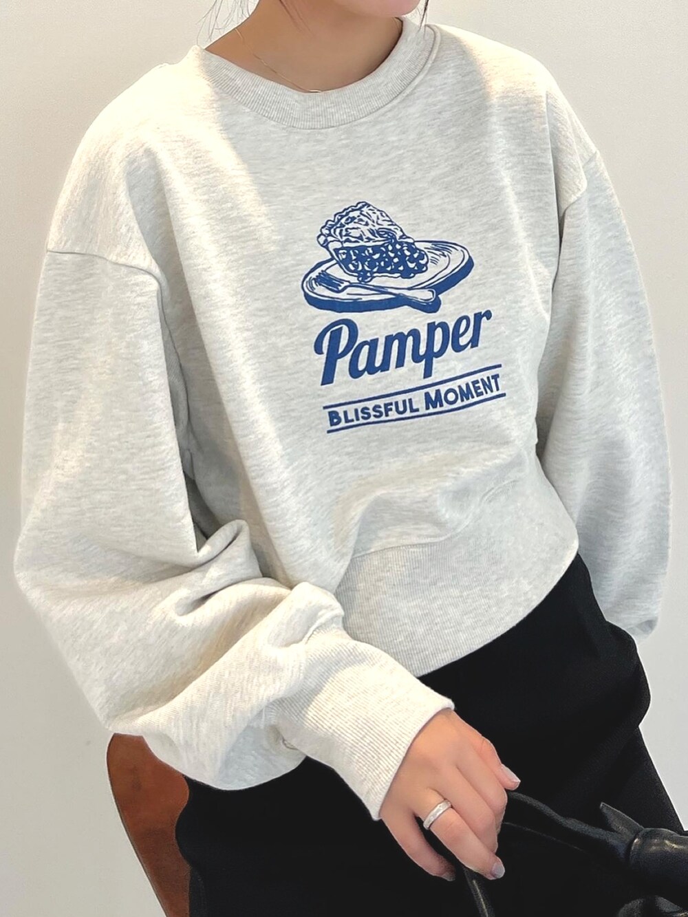 ホワイト系のTシャツ/カットソー、ブルー系のシャツ/ブラウス、ブルー系のデニムパンツを着用したレディースの秋コーディネートの4枚目の写真