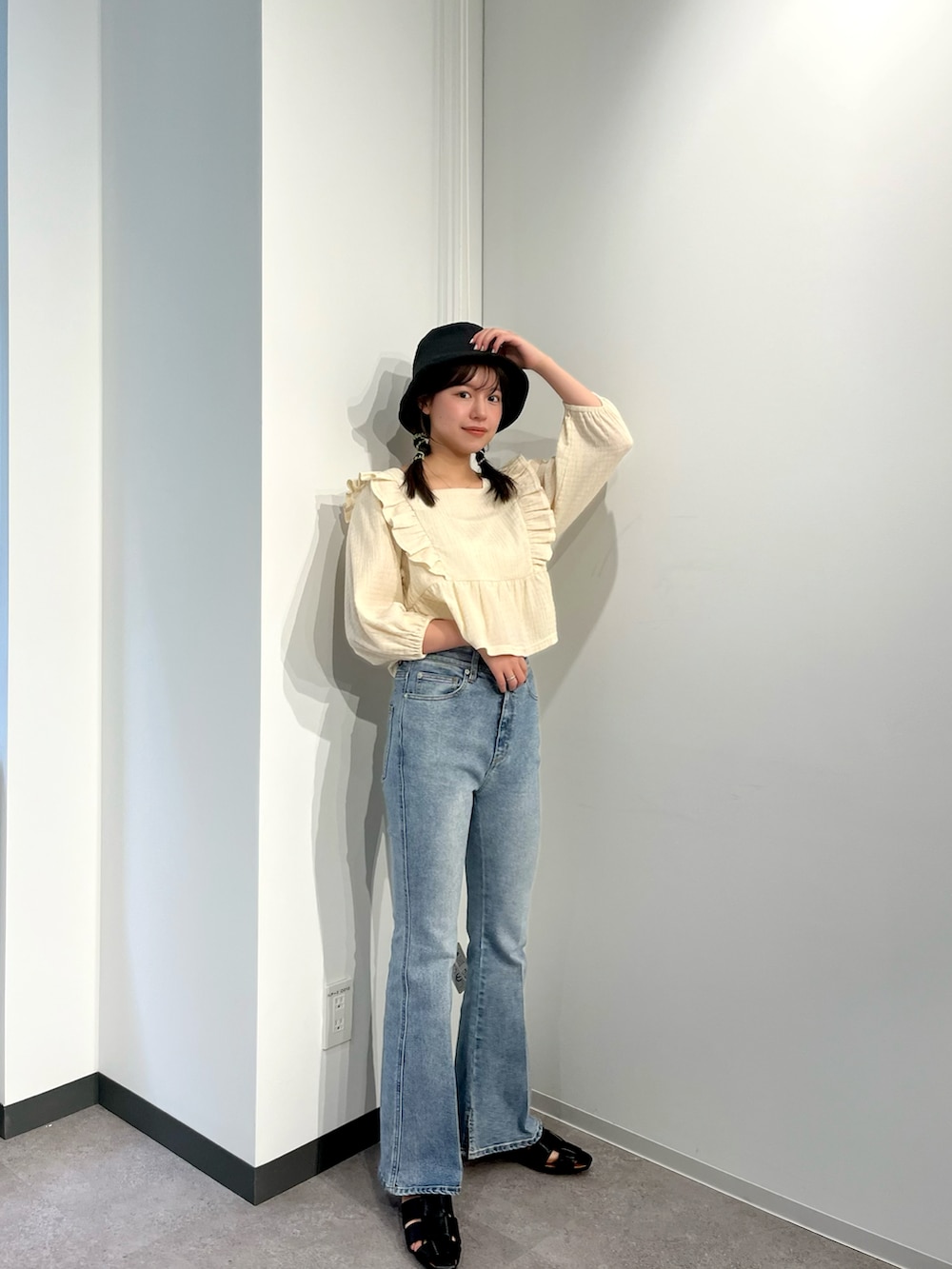 ブラック系のシャツ/ブラウス、ブルー系のデニムパンツを着用したレディースの春コーディネートの3枚目の写真