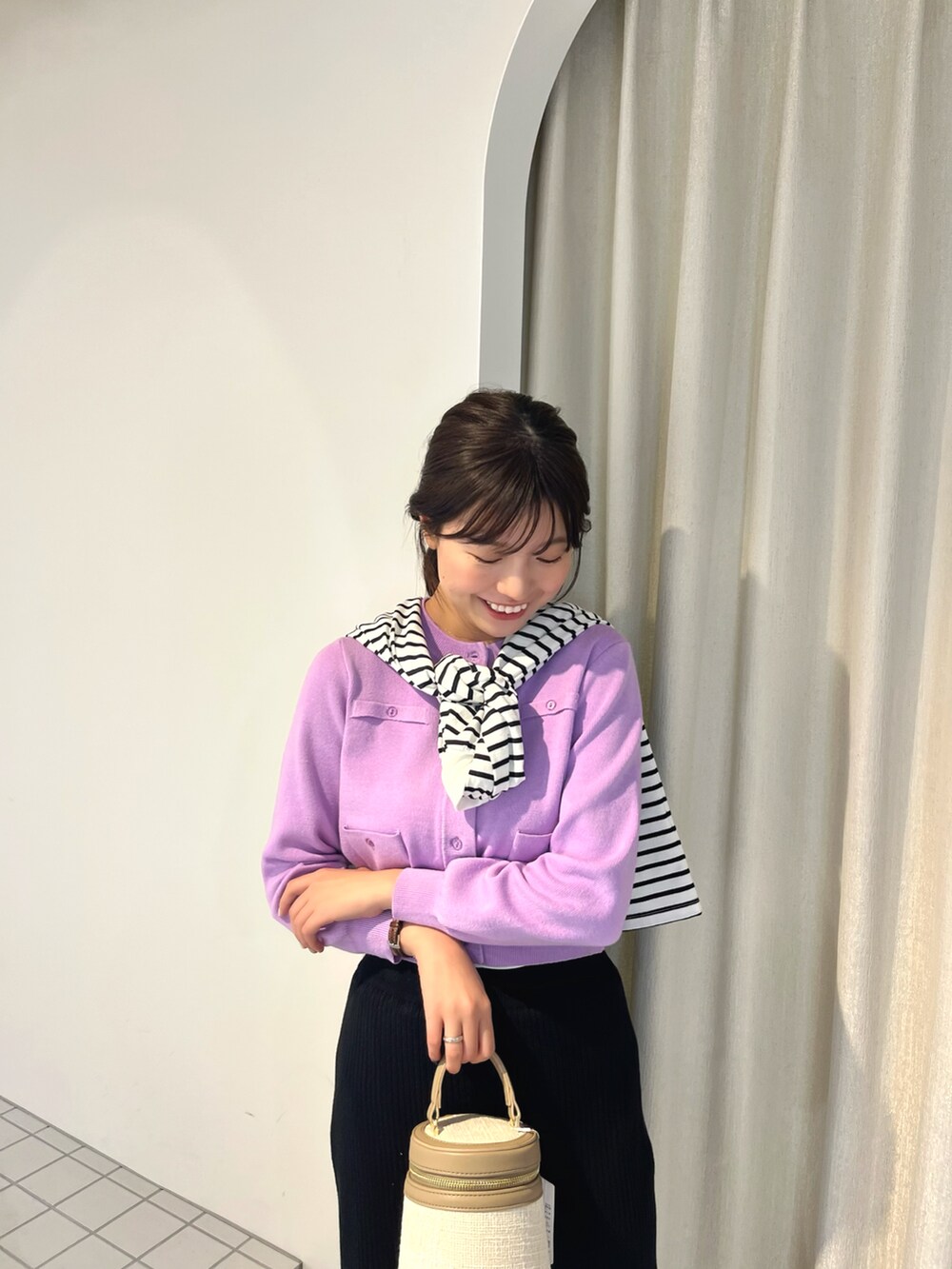 パープル系のカーディガン/ボレロ、ブラック系のスカート、ブラック系のTシャツ/カットソーを着用したレディースの冬コーディネートの3枚目の写真