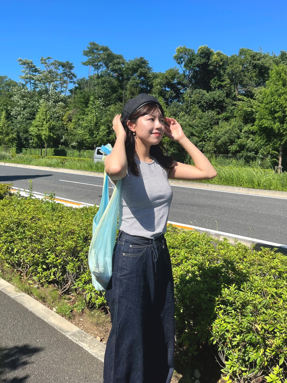 ホワイト系のTシャツ/カットソー、ホワイト系のサンダルを着用したレディースの夏コーディネートの2枚目の写真