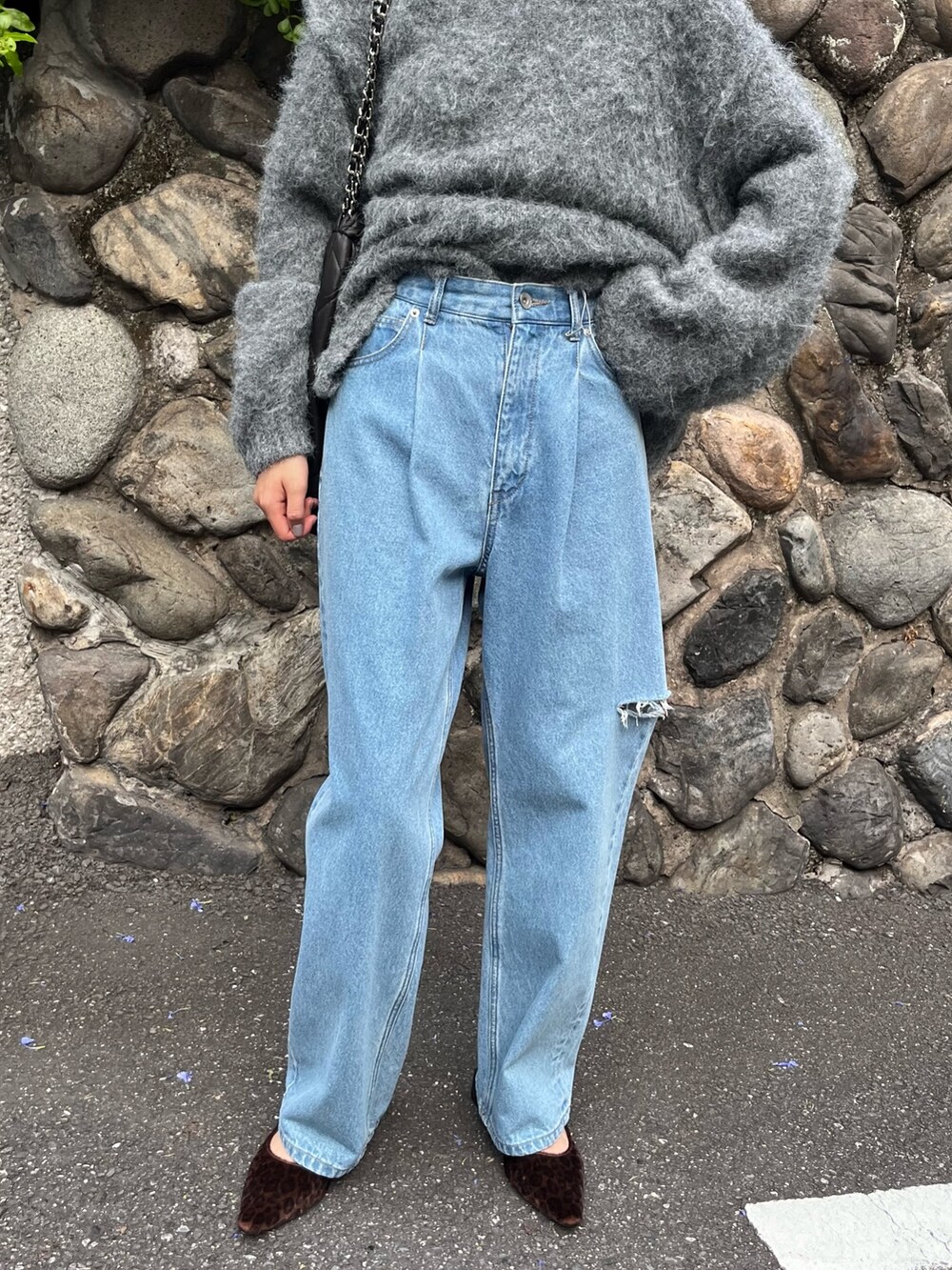 グレー系のニット/セーター、ブルー系のデニムパンツ、ブラウン系のバレエシューズを着用したレディースの秋コーディネートの4枚目の写真