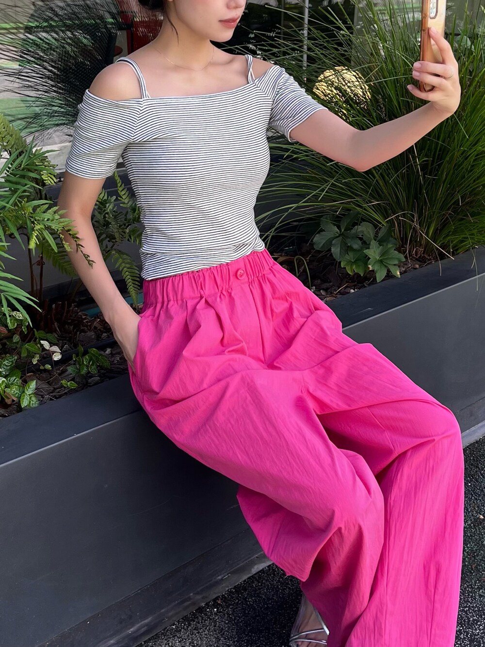 ホワイト系のTシャツ/カットソー、イエロー系のその他パンツを着用したレディースの夏コーディネートの2枚目の写真