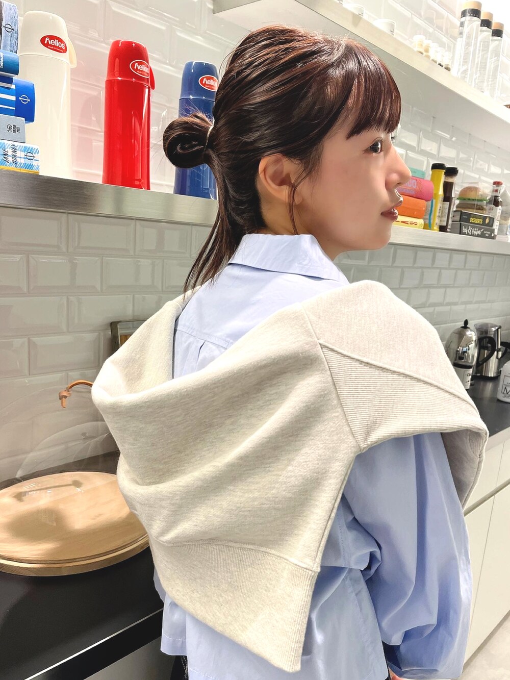 ホワイト系のTシャツ/カットソー、ブルー系のシャツ/ブラウス、ブルー系のデニムパンツを着用したレディースの秋コーディネートの2枚目の写真