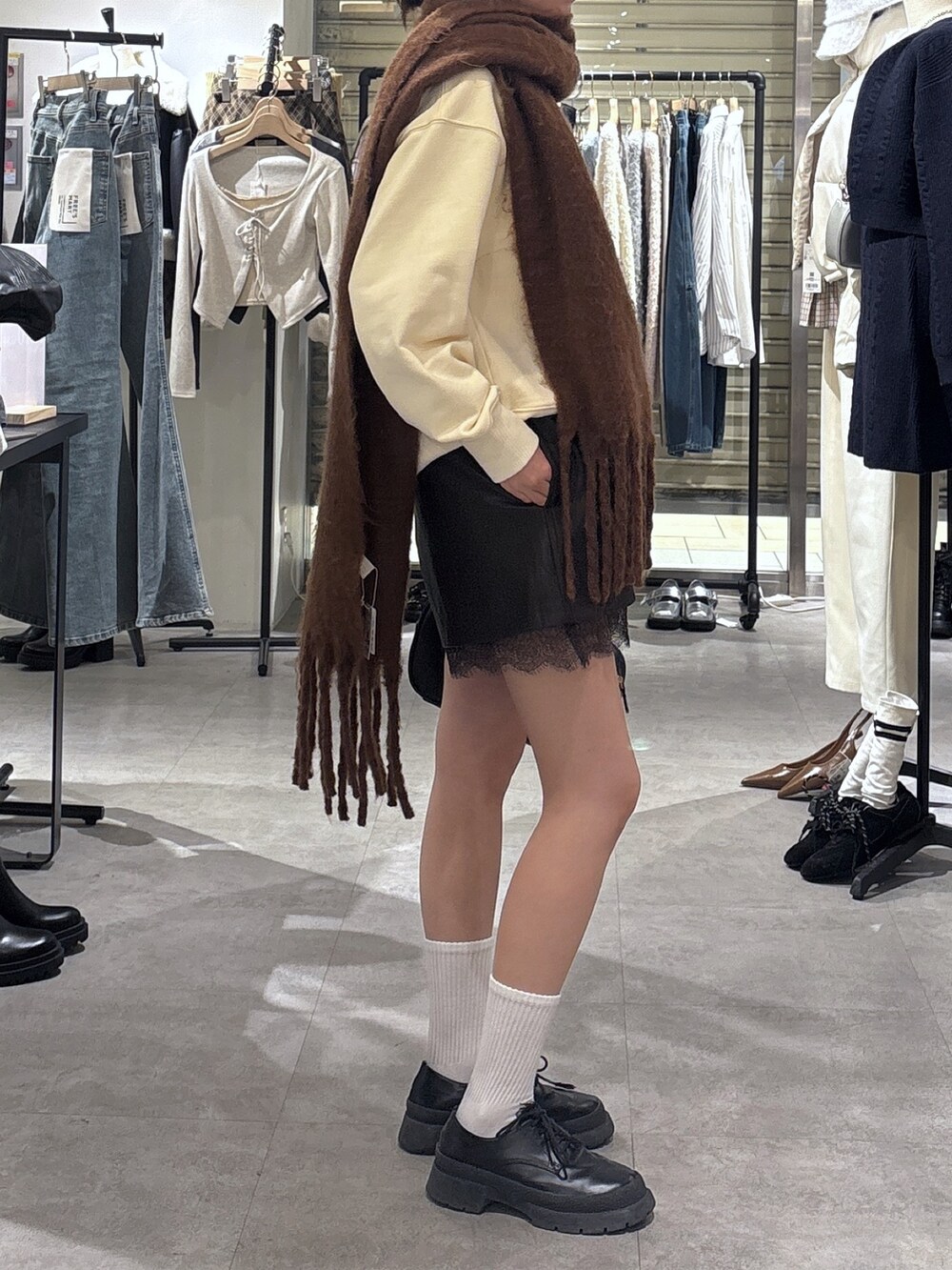 ホワイト系のスウェット、ブラウン系のその他パンツを着用したレディースの冬コーディネートの2枚目の写真