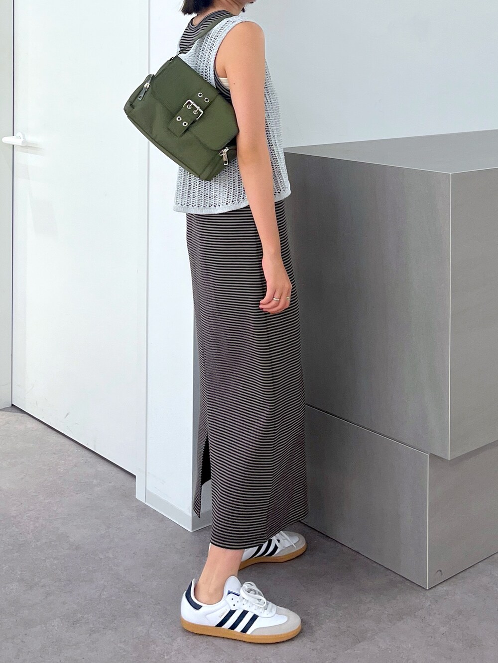 ブラック系のワンピース、シルバー系のベストを着用したレディースの夏コーディネートの2枚目の写真