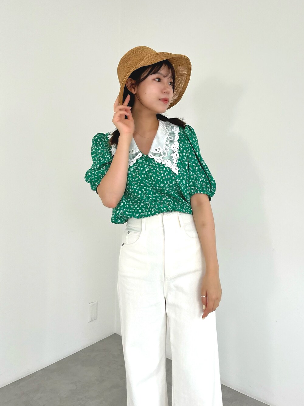 グリーン系のシャツ/ブラウス、ホワイト系のデニムパンツ、ホワイト系のサンダルを着用したレディースの夏コーディネートの2枚目の写真