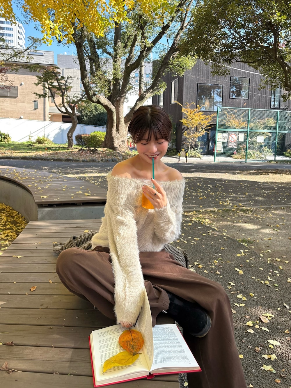 ベージュ系のピーコート、グレー系のニット/セーター、ブラウン系のその他パンツを着用したレディースの秋コーディネートの2枚目の写真