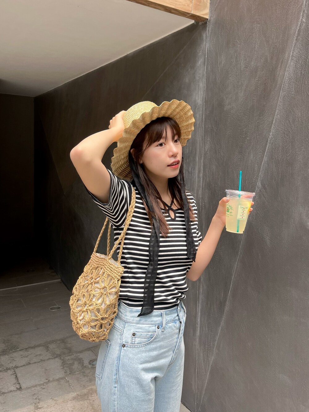 「大人カジュアル、夏コーデ、休日スタイル、麦わら帽子、デニム、かごバッグ、今日のコーデ、おでかけコーデ、おしゃれさんと繋がりたい、ボーダー、デニムコーデ、フリーズマート(FREE'S MART)、カンカン帽、フェススタイル」｜「FREE'S MARTの◆ホルターネック半袖カットソー（Tシャツ/カットソー、ホワイト系）」を使った、𝐑𝐈𝐎さん（レディース・163cm）の夏コーディネートの2枚目の写真