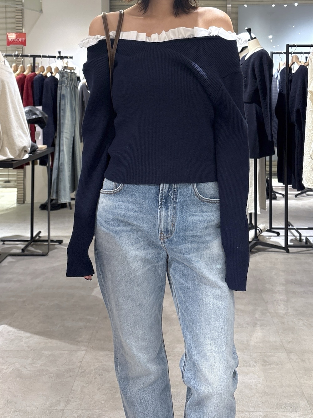 ブルー系のニット/セーター、ブルー系のデニムパンツを着用したレディースの冬コーディネートの2枚目の写真