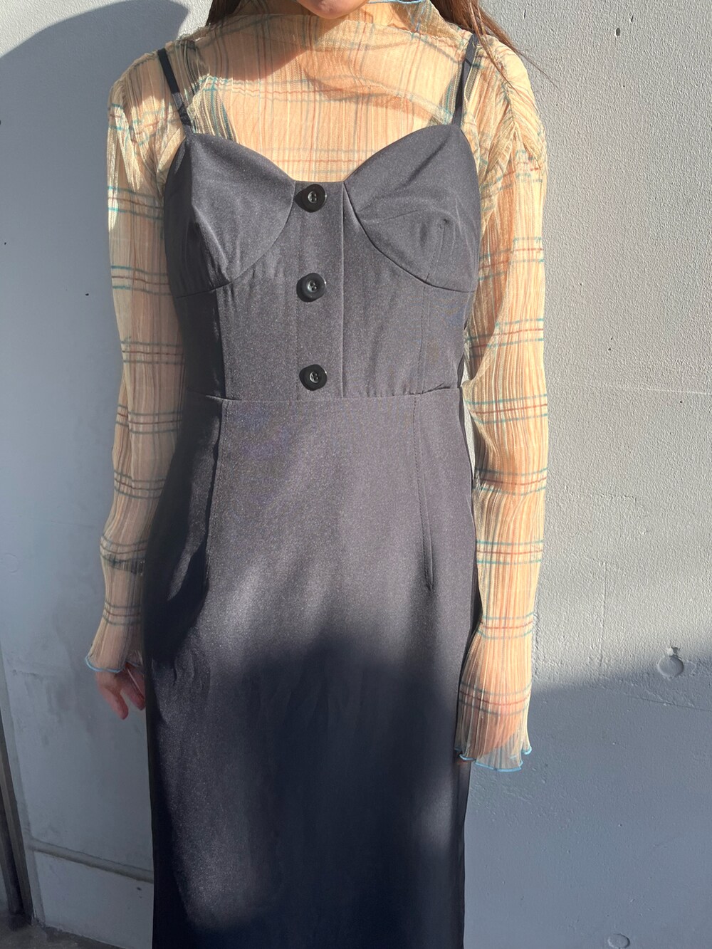 ブラック系のサンダル、ブラック系のワンピース、ベージュ系のTシャツ/カットソーを着用したレディースの夏コーディネートの2枚目の写真