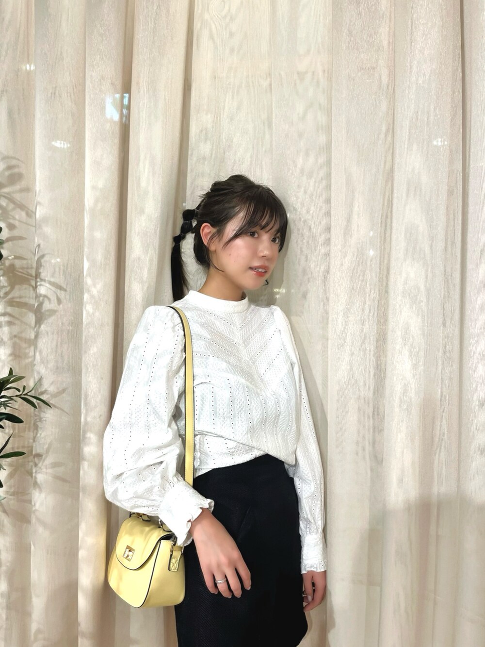 ホワイト系のシャツ/ブラウス、ブラック系のその他パンツ、イエロー系のショルダーバッグを着用したレディースの冬コーディネートの3枚目の写真