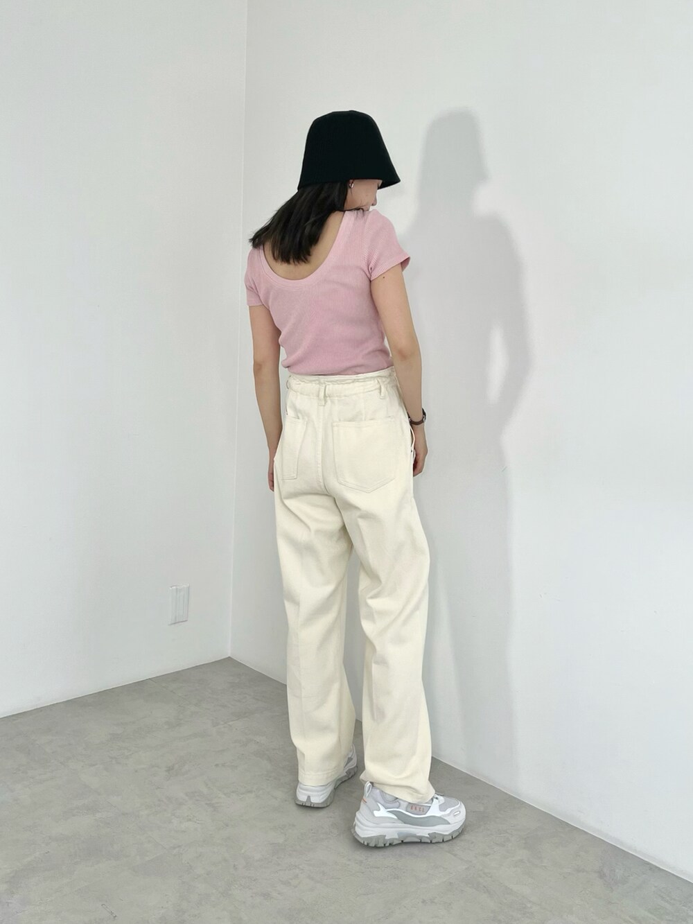 ピンク系のTシャツ/カットソー、ホワイト系のその他パンツ、ホワイト系のハットを着用したレディースの夏コーディネートの2枚目の写真