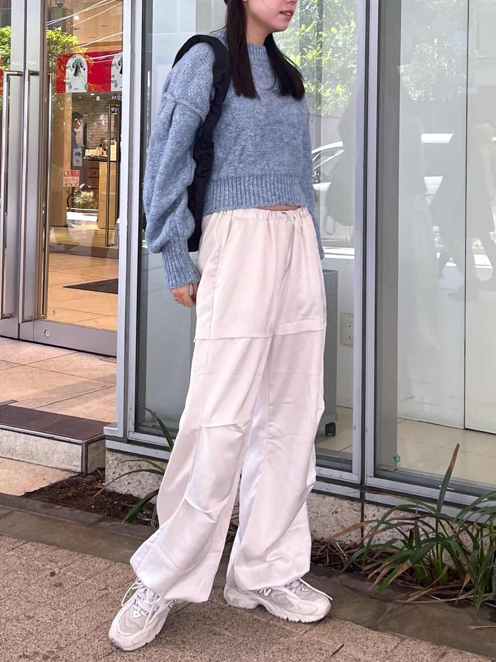 ブラック系のブルゾン、ブルー系のニット/セーター、ホワイト系のカーゴパンツを着用したレディースの冬コーディネートの4枚目の写真