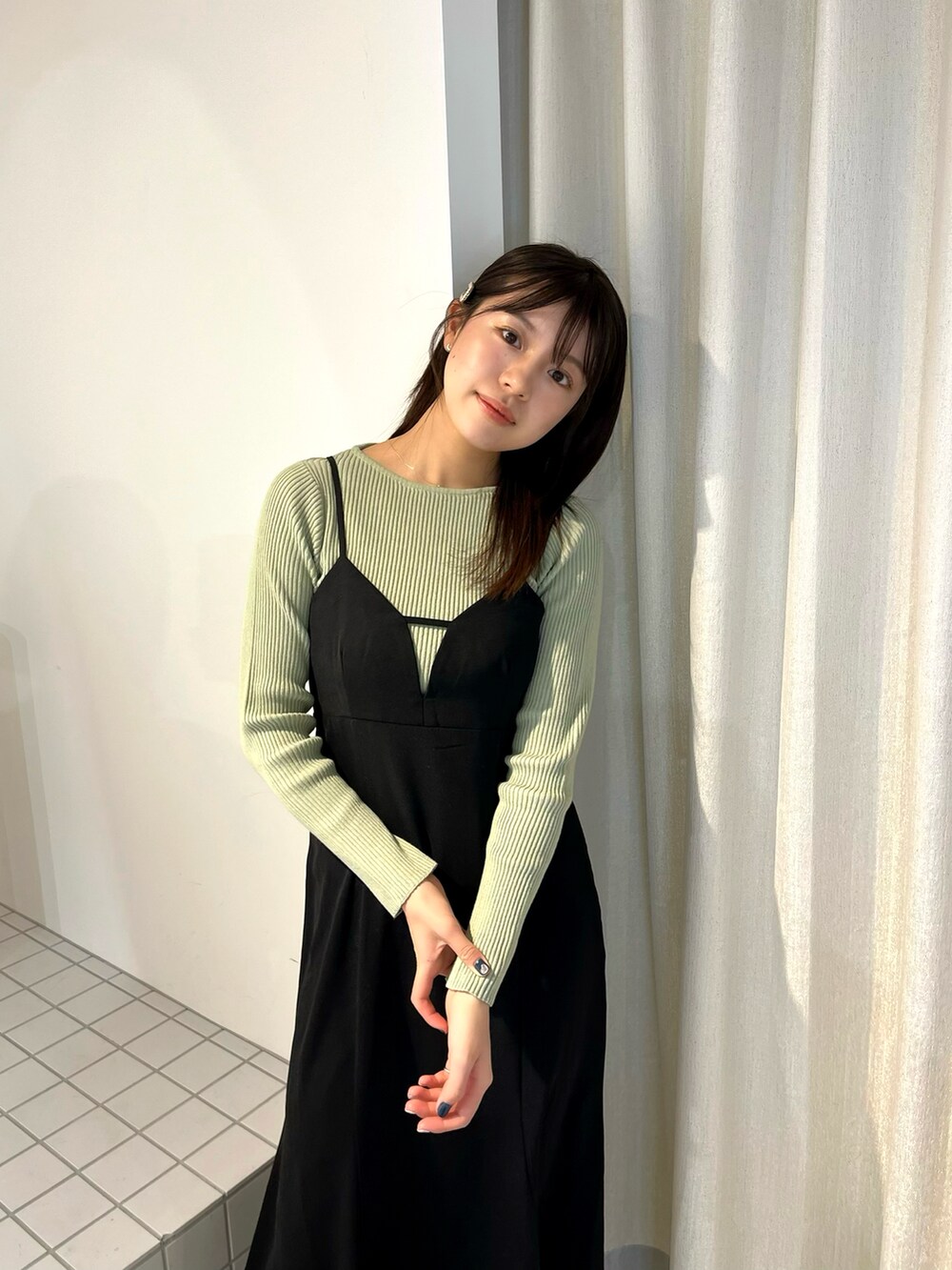 グリーン系のニット/セーター、グリーン系のワンピース、ブラック系のローファーを着用したレディースの冬コーディネートの2枚目の写真