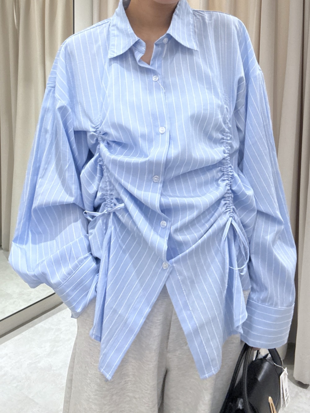 ブルー系のシャツ/ブラウス、ホワイト系のその他パンツを着用したレディースの春コーディネートの2枚目の写真