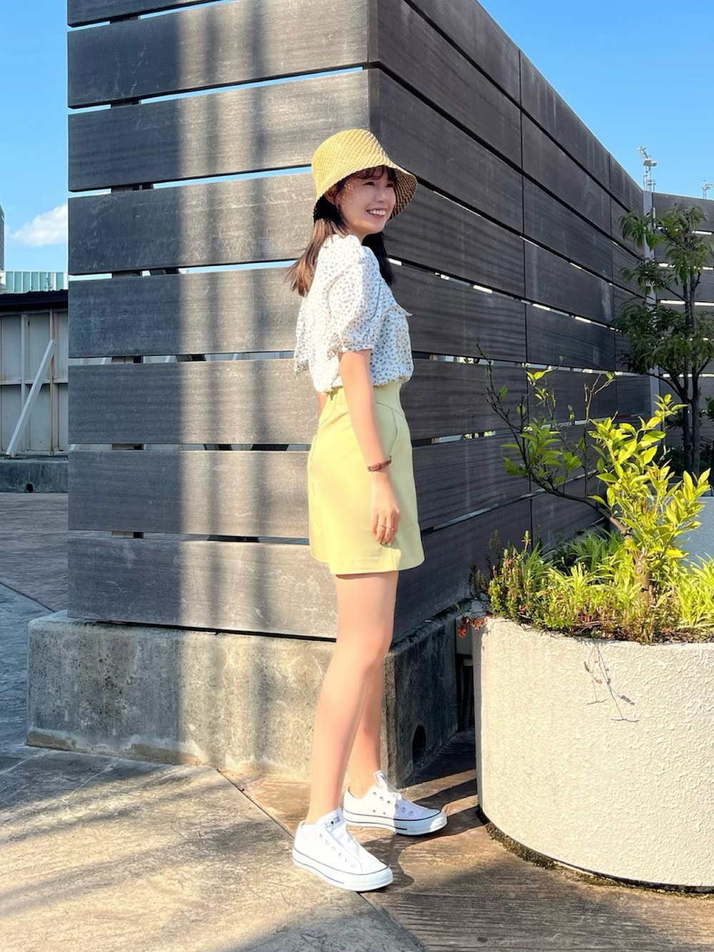 ホワイト系のシャツ/ブラウス、グリーン系のその他パンツ、ベージュ系のハットを着用したレディースの春コーディネートの3枚目の写真