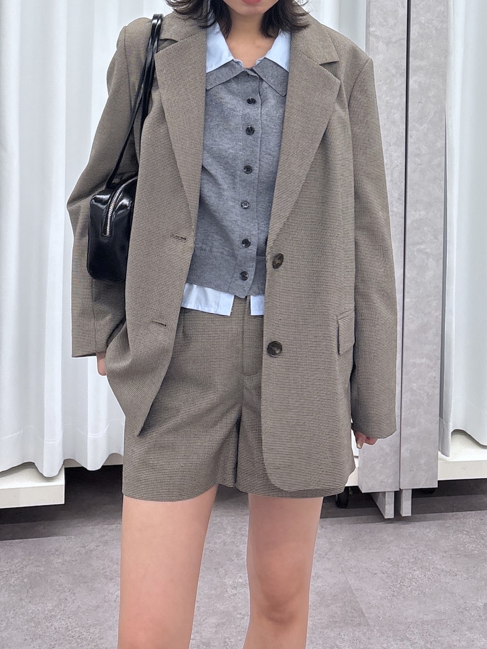 ベージュ系のテーラードジャケット、ベージュ系のその他パンツを着用したレディースの春コーディネートの4枚目の写真