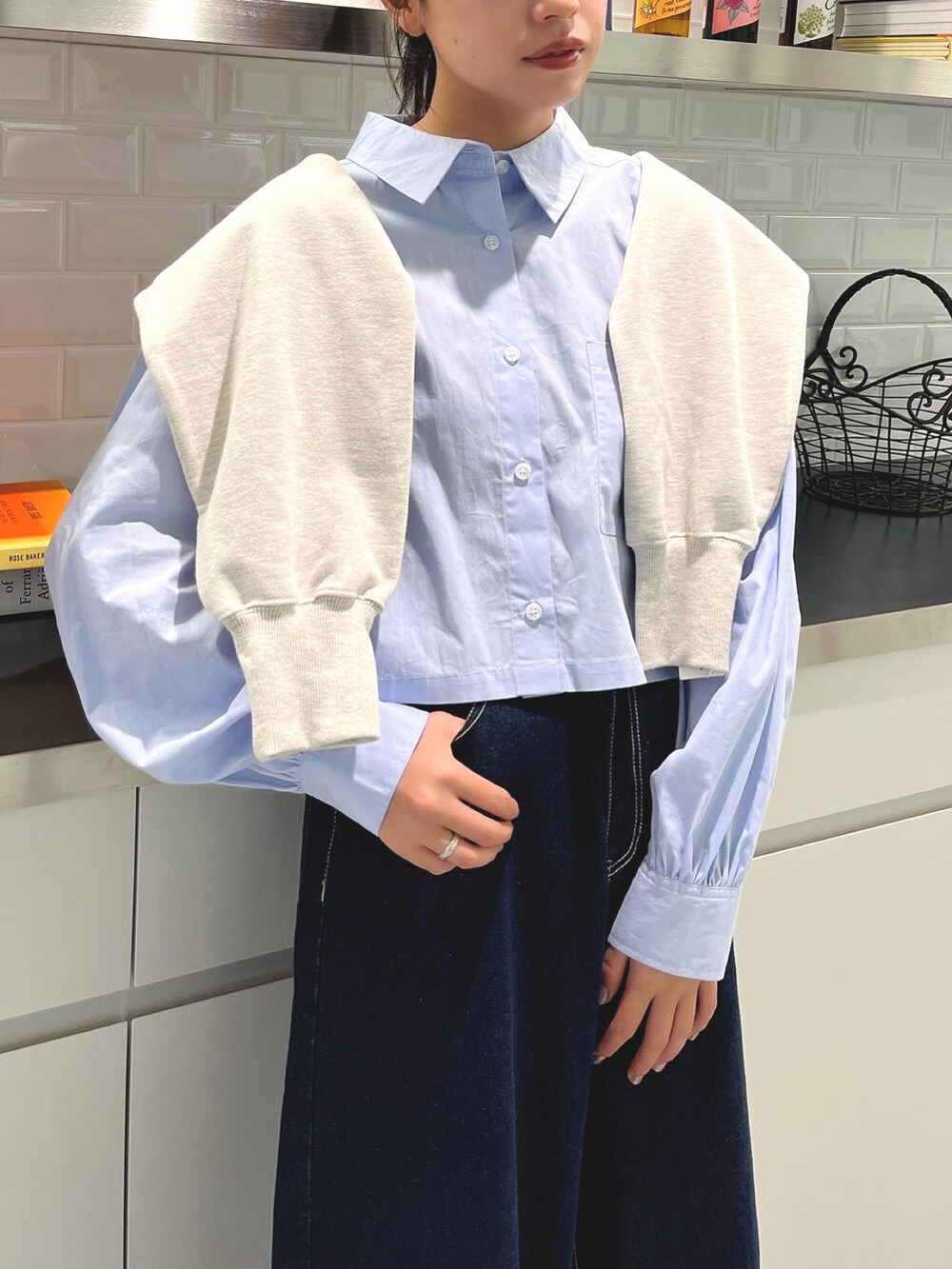 ホワイト系のTシャツ/カットソー、ブルー系のシャツ/ブラウス、ブルー系のデニムパンツを着用したレディースの秋コーディネートの3枚目の写真