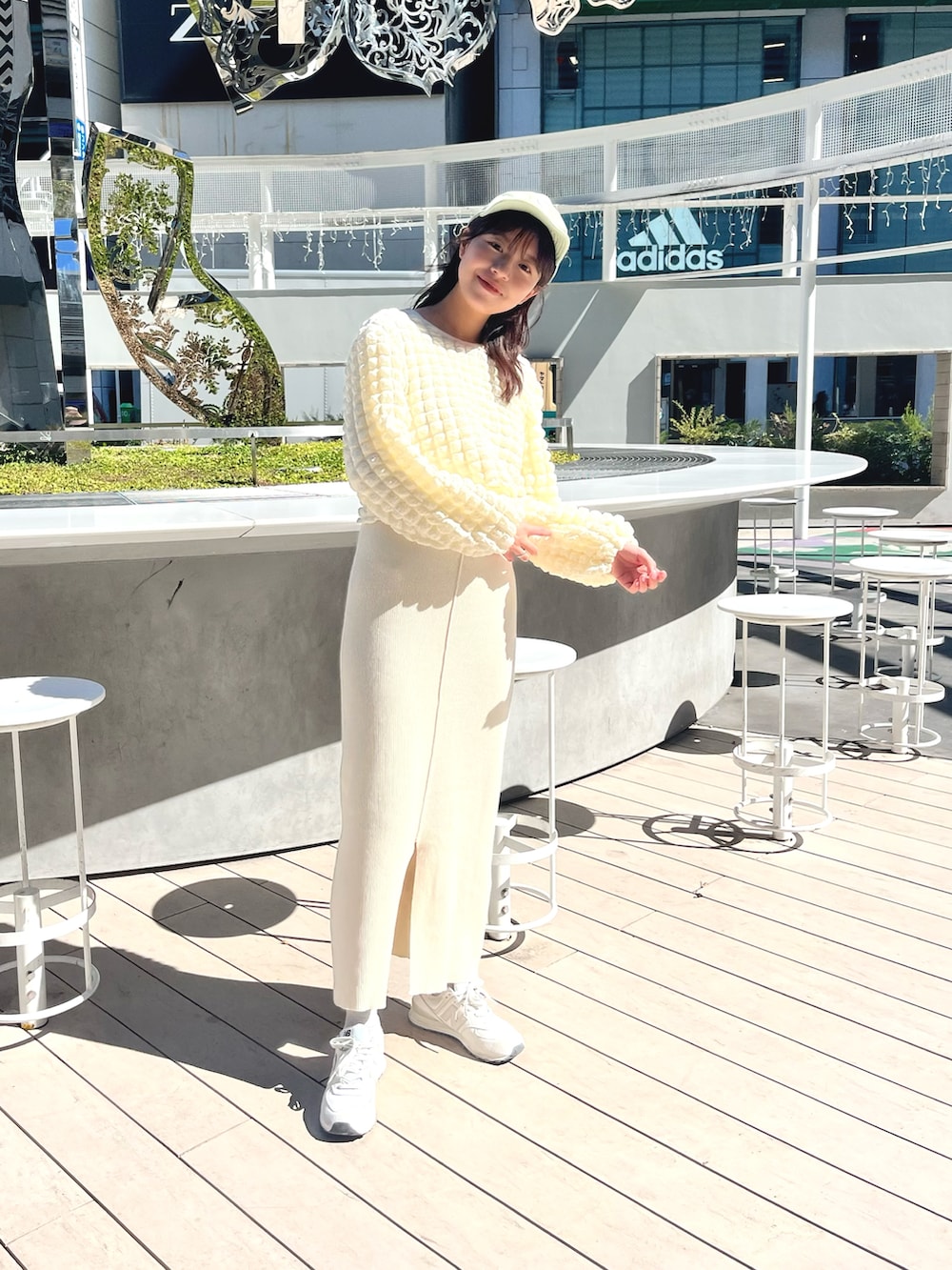 ホワイト系のシャツ/ブラウス、ホワイト系のワンピース、グリーン系のキャップを着用したレディースの冬コーディネートの3枚目の写真